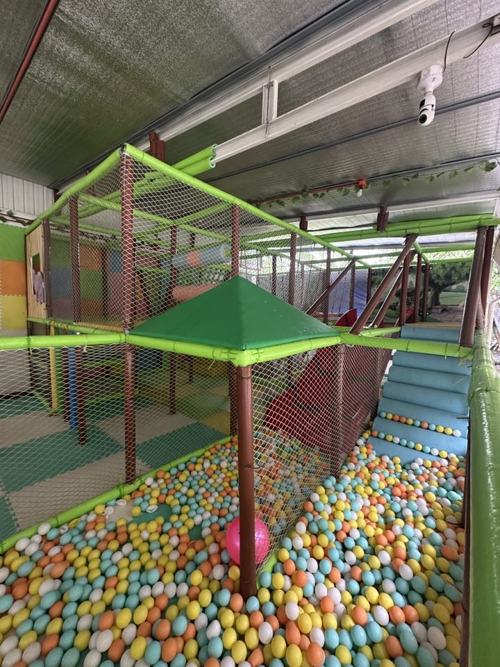KAMRYNNE Function Area with Kids Playhouse